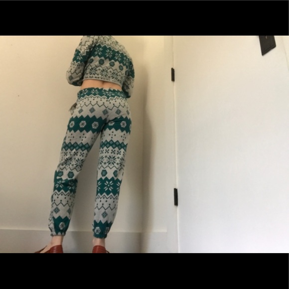 NWOT Colsie Holiday Christmas Sweatsuit Crop Top & Sweatpants - Picture 2 of 13